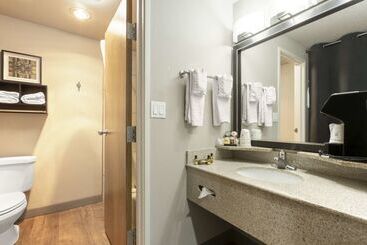 בית מלון כפרי Best Western Plus Midwest Inn