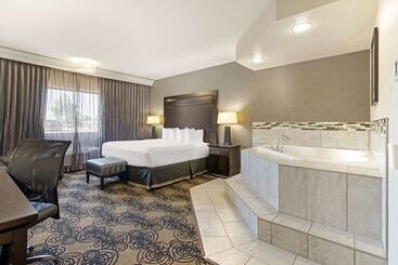 בית מלון כפרי Best Western Plus Midwest Inn