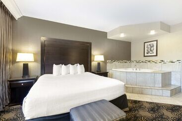 בית מלון כפרי Best Western Plus Midwest Inn