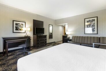 בית מלון כפרי Best Western Plus Midwest Inn