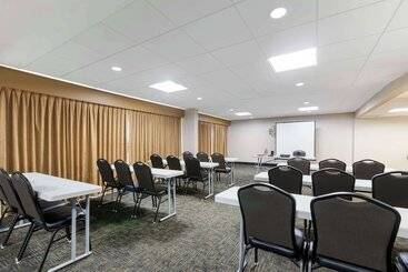 בית מלון כפרי Best Western Plus Midwest Inn