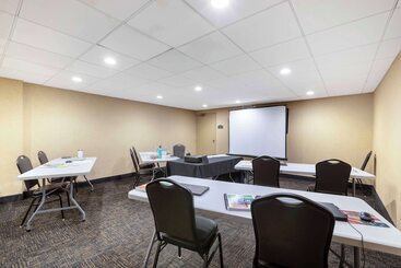 בית מלון כפרי Best Western Plus Midwest Inn
