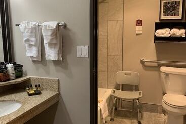 בית מלון כפרי Best Western Plus Midwest Inn