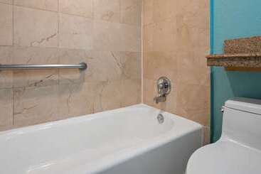 هتل Best Western Plus Oceanside Inn