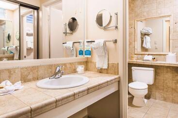 هتل Best Western Plus Pepper Tree Inn