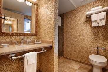 هتل Best Western Plus The Normandy Inn & Suites