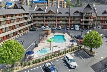فندق Crossroads Inn & Suites