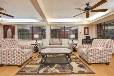 هتل Days Inn By Wyndham College Station University Drive
