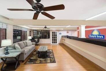 هتل Days Inn By Wyndham College Station University Drive