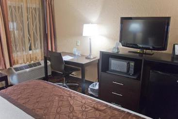 هتل Days Inn & Suites By Wyndham Coralville / Iowa City