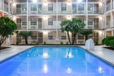 ホテル Deluxe Inn San Antonio