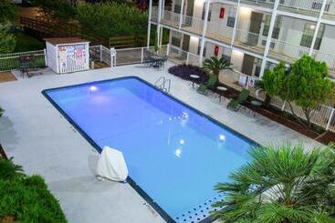 ホテル Deluxe Inn San Antonio
