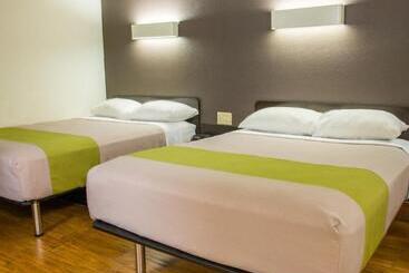 ホテル Deluxe Inn San Antonio