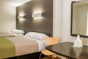 ホテル Deluxe Inn San Antonio