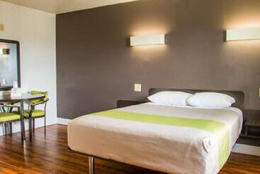 ホテル Deluxe Inn San Antonio