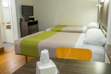 ホテル Deluxe Inn San Antonio