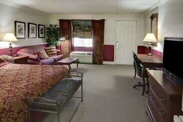 هتل Rodeway Inn Conference Center El Dorado