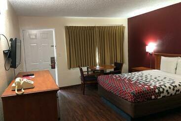 هتل Econo Lodge Inn & Suites Central