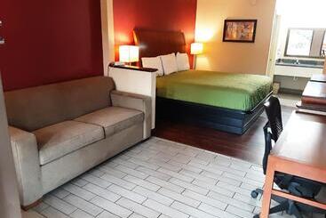 Отель Econo Lodge Inn & Suites