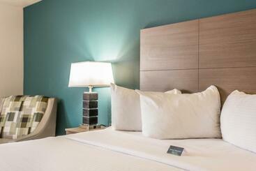 هتل Everspring Inn And Suites