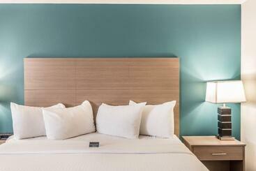 هتل Everspring Inn And Suites