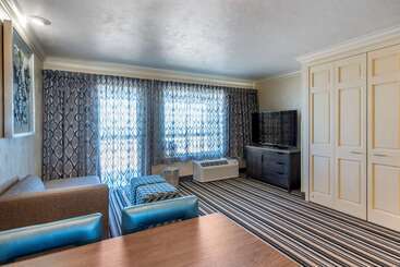 Lincoln Sands Oceanfront Resort, Ascend Hotel Collection