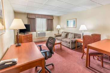 هتل Quality Inn & Suites Downtown