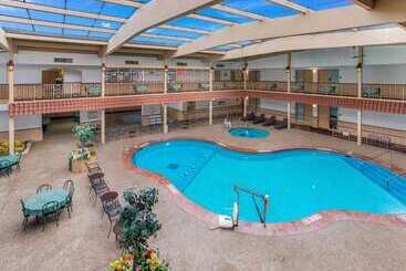 هتل Quality Inn & Suites Downtown
