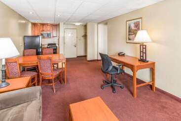 هتل Quality Inn & Suites Downtown