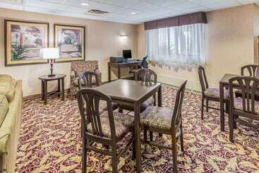 هتل Quality Inn & Suites Downtown