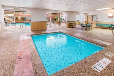 هتل Quality Inn & Suites Downtown