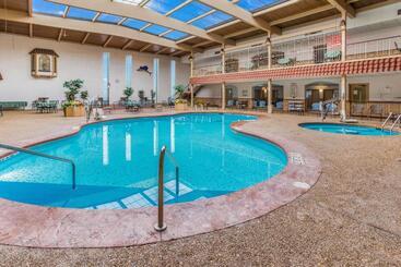 هتل Quality Inn & Suites Downtown
