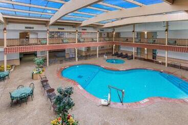 هتل Quality Inn & Suites Downtown