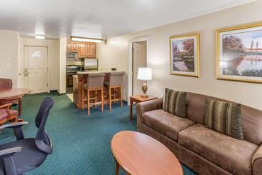 هتل Quality Inn & Suites Downtown