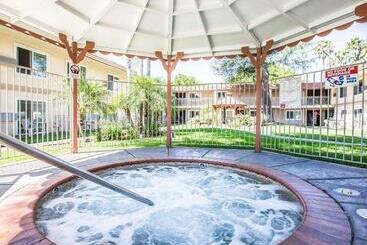 هتل Quality Inn & Suites Thousand Oaks   Us101