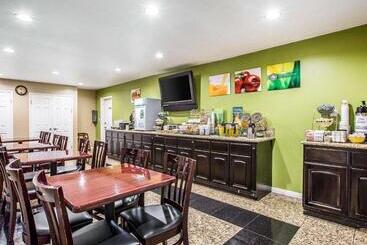 هتل Quality Inn & Suites Thousand Oaks Us101