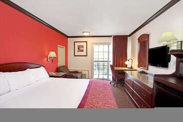 هتل Ramada By Wyndham Pasadena