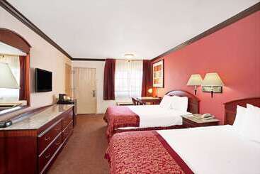 هتل Ramada By Wyndham Pasadena