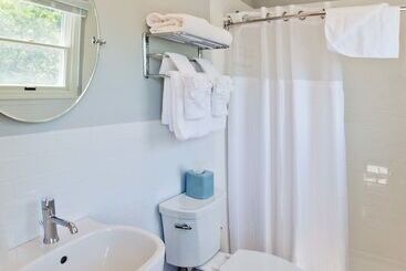 هتل The Seaglass Inn & Spa