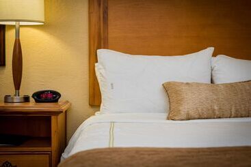 هتل Sfo El Rancho Inn Surestay Collection By Best Western