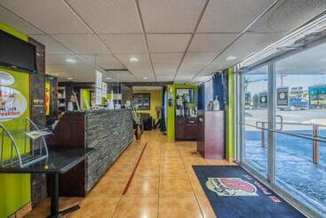 هتل Super 8 By Wyndham El Paso Airport