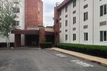 هتل Super 8 By Wyndham State College