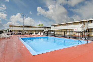 هتل Alamo Inn & Suites