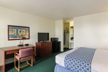 هتل Alamo Inn & Suites