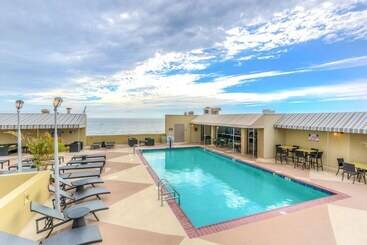 هتل Beach Quarters Resort