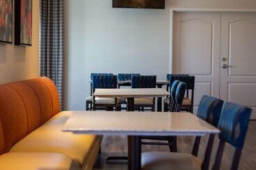 هتل Best Western Plus A Wayfarer S Inn & Suites