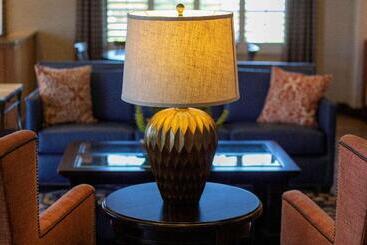 هتل Best Western Plus A Wayfarer S Inn & Suites