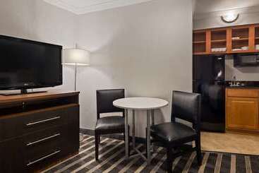 هتل Best Western Plus Milwaukee West