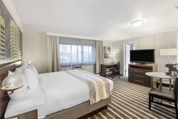 هتل Best Western Plus Milwaukee West