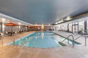 هتل Best Western Plus Milwaukee West